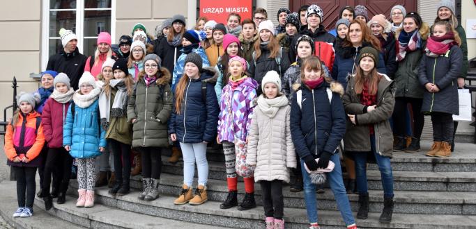 Czterdziestoosobowa grupa z naszego miasta partnerskiego w tym roku ma szczęście do pogody. Młodzi mieszkańcy podwarszawskiej miejscowości, położonej przy Zalewie Zegrzyńskim, w pełni  korzystają z zimowych uroków Gór Sowich.