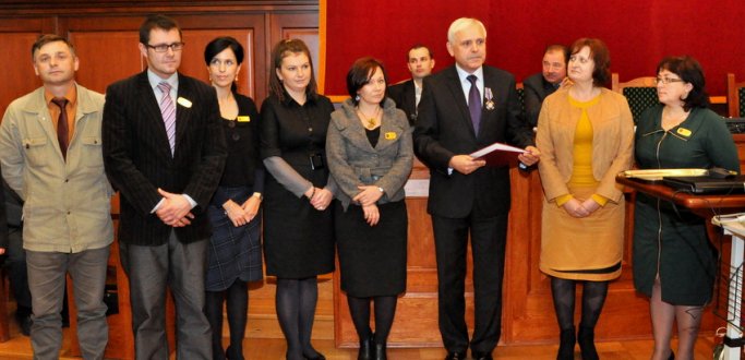 Pracownicy urzędu wraz z burmistrzem Dzierżoniowa odbierają od radnych gratulacje za zdobycie tytułu finalisty Europejskiej Nagrody Jakości EFQM