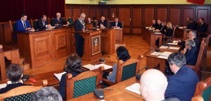 Rada Miejska Dzierżoniowa zaplanowała swoją pracę w 2018 roku. To równocześnie ostanie miesiące tej kadencji samorządowej. Co kończąca kadencję sesja odbędzie najprawdopodobniej w październiku, to uzależnione jest od terminu wyborów, którego dziś nie znamy, ale przed radnymi jeszcze szereg bardzo ważnych decyzji. 