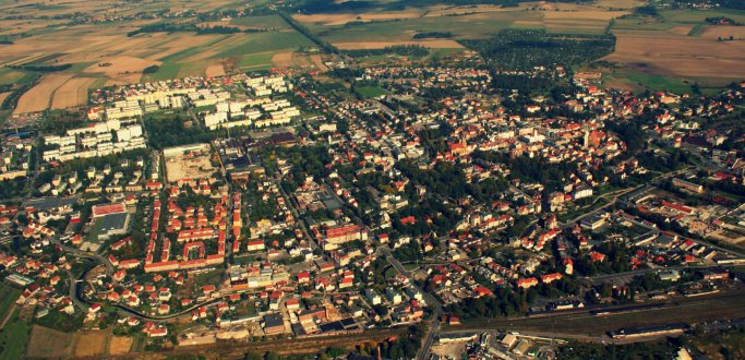 Na początek kilka faktów. Smog dotyczy nas wszystkich i to my go tworzymy. Jest poważnym zagrożeniem dla naszego zdrowia, można go jednak pokonać. By tak się stało konieczne jest spełnienie kilku kluczowych warunków. Zobacz co miasto i mieszkańcy Ziemi Dzierżoniowskiej mogą zrobić, by smog nie wracał do nas każdej zimy. 