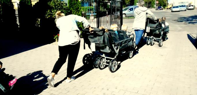 Sześcioosobowe  wózki dla najmłodszych dzieci ze w Żłobka Miejskiego Nr 1 w Dzierżoniowie udało się zakupić dzięki finansowemu wsparciu firmy Henkel. Teraz wychodzenie na spacery jest dużo prostsze.