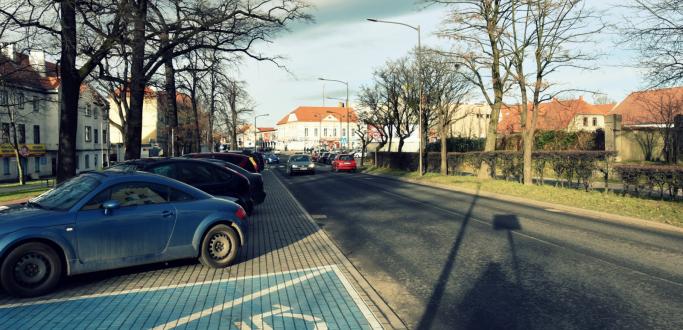 Przypominamy, że od nowego roku dzierżoniowska strefa płatnego parkowania obejmie także  ul. Piłsudskiego. Skąd ta zmiana i na jakie ulgi mogą liczyć osoby mieszkające w SPP?