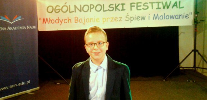 Uczeń 5 klasy Szkoły Podstawowej nr 9 w Dzierżoniowie - Mateusz Subocz - jako najmłodszy uczestnik w kategori 11-15 lat zajął II miejsce na Ogólnopolskim Festiwalu Wokalno-Plastycznym "Młodych Bajanie 2016".