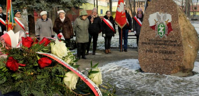 Sybiracy, przedstawiciele środowisk kombatanckich, młodzież i samorządowcy spotkali się dziś pod obeliskiem w Parku Sybiraka przy ul. Świdnickiej w Dzierżoniowie. W  78. rocznicę pierwszej deportacji dali dowód pamięci o losach Polaków na Wschodzie.