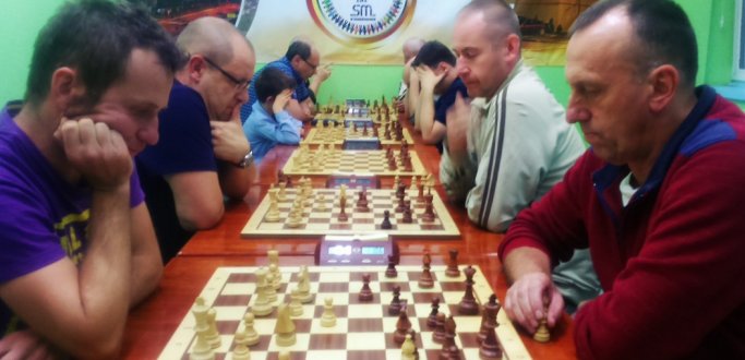 Mamy nowego mistrza! Tytuł najlepszego szachisty ziemi dzierżoniowskiej w roku 2017 wywalczył po bardzo emocjonującej końcówce turnieju Mariusz Janduła, który w trakcie XIV Mistrzostw przegrał tylko jedną z 11 partii.