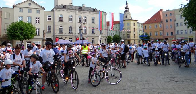 Tłum rowerzystów na dzierżoniowskim rynku
