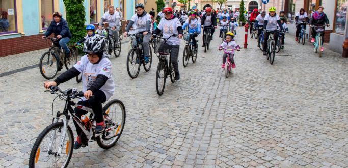 Rowerzyści jadący ulicami Dzierżoniowa