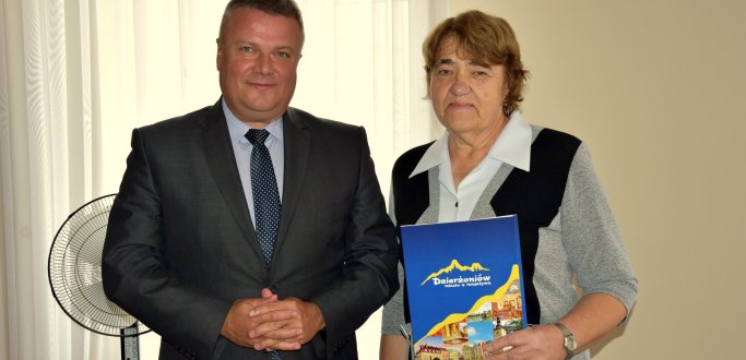 Ma ją już co ósmy mieszkaniec, który ukończył 60 lat. Tysięczną kartę pani Teresie Pluteckiej wręczył burmistrz Dzierżoniowa Dariusz Kucharski.