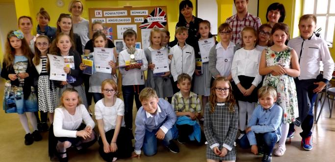 Uczniowie klas trzecich szkół podstawowych rywalizowali 25 kwietnia w powiatowym konkursie ‘I Know English’. W zorganizowanym w Szkole Podstawowej nr 9 finale  wzięli udział uczniowie, którzy najlepiej wypadli w etapach szkolnych.