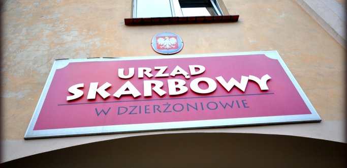 Zdjęcie tablicy na wejściem do Urzędu Skarbowego