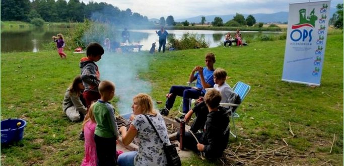 Pod takim hasłem dzierżoniowski OPS realizuje zajęcia dla dzieci i młodzieży w wieku od 12 do 16 lat na stawie w Bratoszowie. Wędkowanie z opiekunem połączone jest z pogawędką na temat wędkarstwa oraz profilaktyki z zakresu uzależnień oraz ogniskiem z pieczeniem kiełbasek. Najbliższe spotkanie już jutro 3 sierpnia.