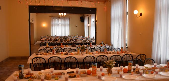  Urząd Miasta w Dzierżoniowie dziękuje wszystkim, którzy wsparli organizację spotkania wigilijnego. Dzięki temu mieszkańcy oprócz wspólnego opłatka i posiłku mogli także zabrać do domów świąteczne potrawy. 