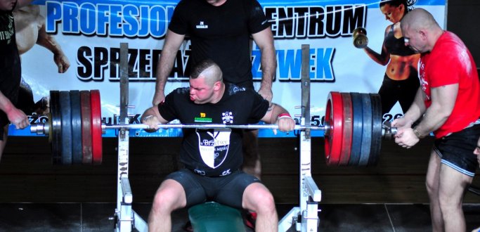 Łukasz Zdobiak z klubu Chałaj Team Kutno podniósł ciężar o wadze 250 kg – pobił tym samym dotychczasowy rekord Otwartych Mistrzostw Dzierżoniowa w Wyciskaniu Sztangi Leżąc Mężczyzn i Kobiet, które odbyły się 16 kwietnia na dzierżoniowskim OSiR-ze. Połączone one były z Mistrzostwami Polski Służb Mundurowych w Wyciskaniu Sztangi Leżąc.