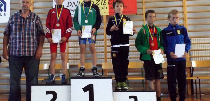 Dzierżoniów: To była udana sobota dla dzierżoniowskich zapaśników, którzy z medalami wrócili z Ogólnopolskiego Turniej Zapaśniczego rozgrywanego w Gogolinie z okazji Dnia Dziecka. Sześciu zawodników JUNIORA Dzierżoniów startowało w kategorii wiekowej „młodzicy” (roczniki 2001-2003) oraz w „mini zapasach dziewcząt i chłopców” (roczniki 2004 i młodsi).