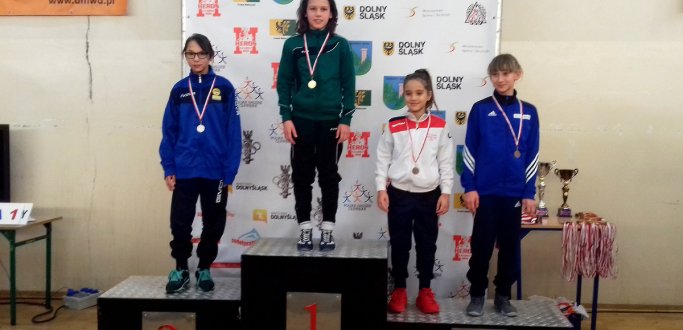 Młodziczki Nikola Wasilewska (kat. 34 kg) z MULKS Junior Dzierżoniów i Natalia Zając (kat. 62 kg) z ULKS Sowa Pieszyce wywalczyły srebrny i brązowy medal w Międzynarodowym Turnieju Zapaśniczy z udziałem 316 zawodniczek z 16 Państw. Odbył się on w dniach 2-4 w Czarnym Borze.