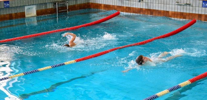 Dzierżoniowscy uczniowie zmierzą się 28 marca na basenie krytym w Zawodach Pływackich Szkół Podstawowych klas I-III oraz IV-VI. Młodsi rozpoczną zmagania o godzinie 9.30, a starsi o godzinie 12.00.