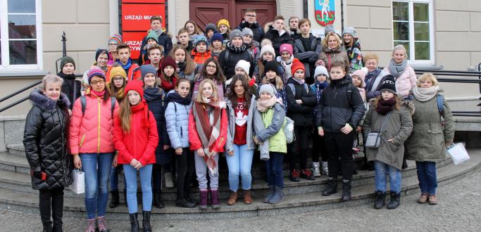 W Dzierżoniowie gościmy w tym tygodniu 40-osobową grupę młodzieży z Serocka, naszego miasta partnerskiego. To kolejne zimowisko organizowane w ramach trwającej już 15. rok współpracy miast.