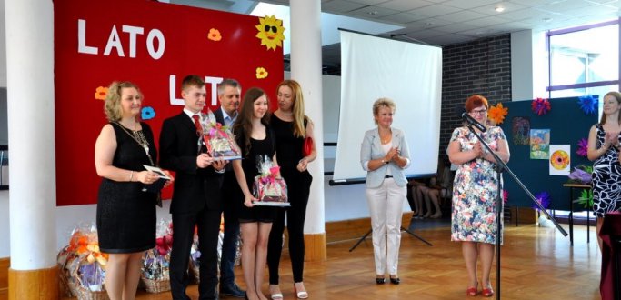 Złote smoki edukacji w Dzierżoniowie otrzymali najzdolniejsi uczniowie