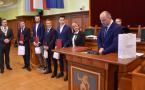 Sportowcy sztuk walki nagradzani podczas obrad w Sali Rycesrkiej dzierżoniowskiego ratusza