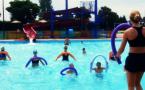 W wakacje warto się poruszać i zadbać o formę. Ośrodek Sportu i Rekreacji w Dzierżoniowie zaprasza na aquafitness, czyli zajęcia ruchowe w wodzie do rytmów gorącej muzyki. 