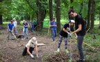 Młodzież z Polski i Niemiec porządkuje cmentarz ewangelicki. Swoją pracę młodzi ludzie wykonują w ramach "Work for peace" zorganizowanego przez fundację "Krzyżowa". Można do nich dołączyć.