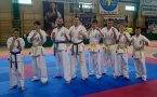 Dwa złote, dwa srebrne i cztery brązowe medali przywieźli dzierżoniowscy karatecy z Otwartych Mistrzostw Wielkopolski. W zawodach rywalizowało 130 zawodników w kluczowych dla Karate Kyokushin dyscyplinach.