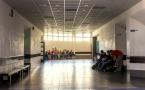 Szkolny korytarz z uczniami podczas przerwy lekcyjnej