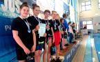 Trzynaście medali, w tym cztery złote, siedem srebrnych i dwa brązowe przywieźli z Karkonoskiego Pucharu Sprintu pływacy z dzierżoniowskiego klubu Dziewiątka. W zawodach w Jeleniej Górze udział wzięło 267 zawodników z 24 klubów.