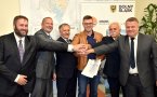 Rozpoczyna się pierwszy etap budowy obwodnicy Dzierżoniowa. Dziś w Urzędzie Marszałkowskim podpisano umowę z jej wykonawcą.