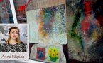 Brzmi niewiarygodnie? A jednak. Anna Filipiak, której obrazy prezentujemy na nowej wystawie w Oknie Artystycznym dzierżoniowskiego ratusza, do tworzenia swoich obrazów używa szpachelki, gąbki i gałganków. Po pędzel sięga bardzo rzadko.