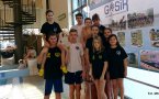O medale w zawodach pływackich w Osiecznicy walczyło ponad 250 zawodników z 21 klubów. MKS 9 reprezentowało się w ten weekend imponująco. Podopiecznych trenera Andrzeja Wojtala wywalczyli aż 13 krążków. 