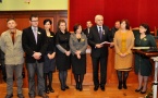 Pracownicy urzędu wraz z burmistrzem Dzierżoniowa odbierają od radnych gratulacje za zdobycie tytułu finalisty Europejskiej Nagrody Jakości EFQM