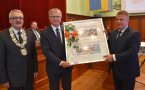 Podczas uroczystej części majowej sesji Medal za Zasługi dla Dzierżoniowa otrzymał burmistrz Kluczborka Jarosławowi Kielarowi, z którym nasze miasto współpracuje już od ponad dekady. 
