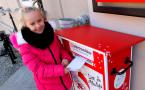 Czy Twoje dziecko napisało już list do Świętego Mikołaja? Teraz może go osobiście wrzucić do specjalnej czerwonej skrzynki pocztowej przed wejściem do dzierżoniowskiego ratusza, skąd trafi bezpośrednio na koło podbiegunowe. Korespondencję do Rovaniemi przyjmujemy od 15 listopada do 21 grudnia do godz. 12.00.