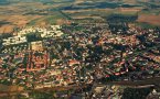 Na początek kilka faktów. Smog dotyczy nas wszystkich i to my go tworzymy. Jest poważnym zagrożeniem dla naszego zdrowia, można go jednak pokonać. By tak się stało konieczne jest spełnienie kilku kluczowych warunków. Zobacz co miasto i mieszkańcy Ziemi Dzierżoniowskiej mogą zrobić, by smog nie wracał do nas każdej zimy. 