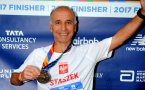 Ledwo wrócił z listopadowego maratonu TCS New York City Marathon w USA, gdzie w swojej kategorii wiekowej M60+ zajął 80 miejsce na ponad 1100 uczestników, a już szykuje się na kolejne wyzwania. 61-letni dzierżoniowianin Stanisław Gil przymierza się do zdobycia w 2018 r. Korony Maratonów Polskich. Pięciokrotne pokonanie królewskiego dystansu w ciągu 2 lat to coś, o czym marzy niejeden lekkoatleta.