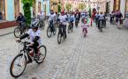 Rowerzyści jadący ulicami Dzierżoniowa