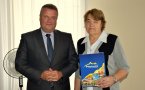 Ma ją już co ósmy mieszkaniec, który ukończył 60 lat. Tysięczną kartę pani Teresie Pluteckiej wręczył burmistrz Dzierżoniowa Dariusz Kucharski.
