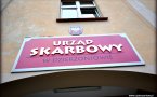 Zdjęcie tablicy na wejściem do Urzędu Skarbowego