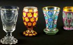 Osiemnastowieczne grawerowane kielichy, barwne szklanice, puchary w stylu biedermeier, śląskie szklanki, karafki, dzbanki, flakony, patery. To okazy, jakie będzie można już od 25 lutego podziwiać w dzierżoniowskim Muzeum Miejskim. Wystawę „Szkło - kruche dziedzictwo w zbiorach lokalnych kolekcjonerów”zainauguruje 24 lutego wernisaż z rysem historycznym.
